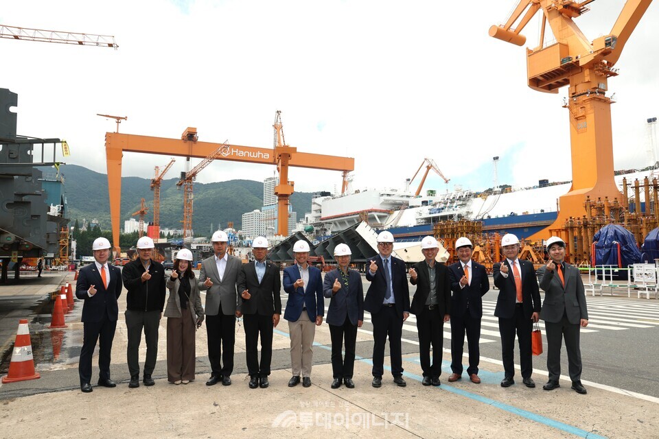 지난 6월25일 한화오션 거제사업장을 방문한 태국 해군 대표단이 기념사진을 찍고 있다. /한화오션 제공