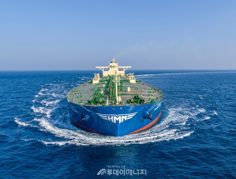 HMM의 초대형 유조선 VLCC가 운항하고 있다./HMM제공
