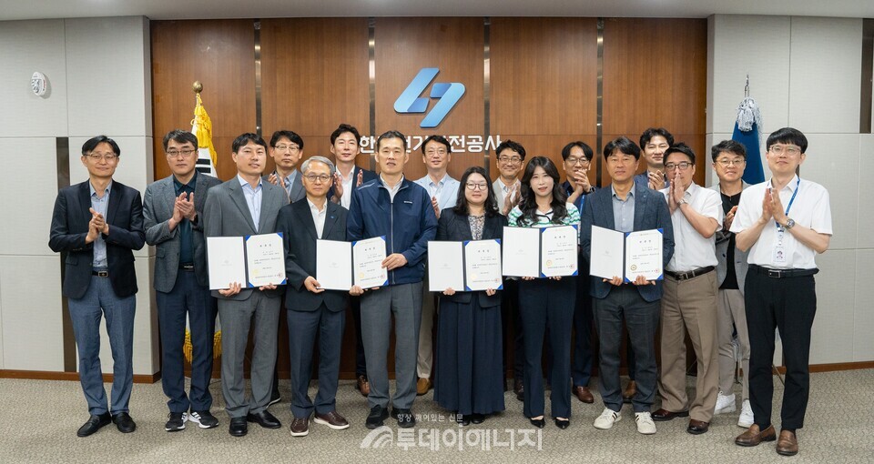 26일 전북 완주군 한국전기안전공사에서 열린 특임감사인 위촉식에서 허정환상임감사(사진앞 줄 가운데)와 특임감사인 17명이 임명장을 들고 있다. / 한국전기안전공사제공