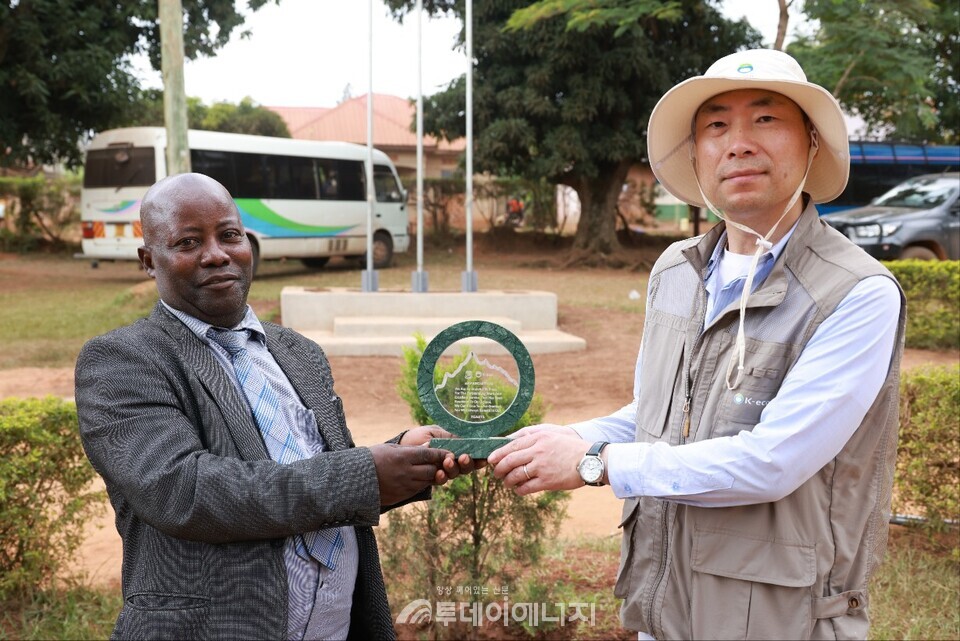 한국환경공단 차광명 경영기획이사(오른쪽)과 부수쿠마 나물룽게 초등학교 교장이 25일 공단 글로벌 사회공헌활동 감사패 전달식에서 기념촬영하고 있다./ 한국환경공단 제공
