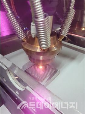 한국원자력연구원이 자체 개발한 3D 프린터로 수소연료전지용 금속 분리판을 제조하고 있다. / 한국원자력연구원 제공