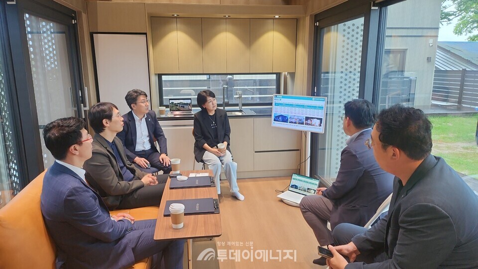 지난 25일 전북 김제시에서 한국전기안전공사와 LG전자 관계자들이 '모듈러 주택 전기안전 확보를 위한 업무협약' 관련 논의를 하고 있다./ 한국전기안전공사 제공