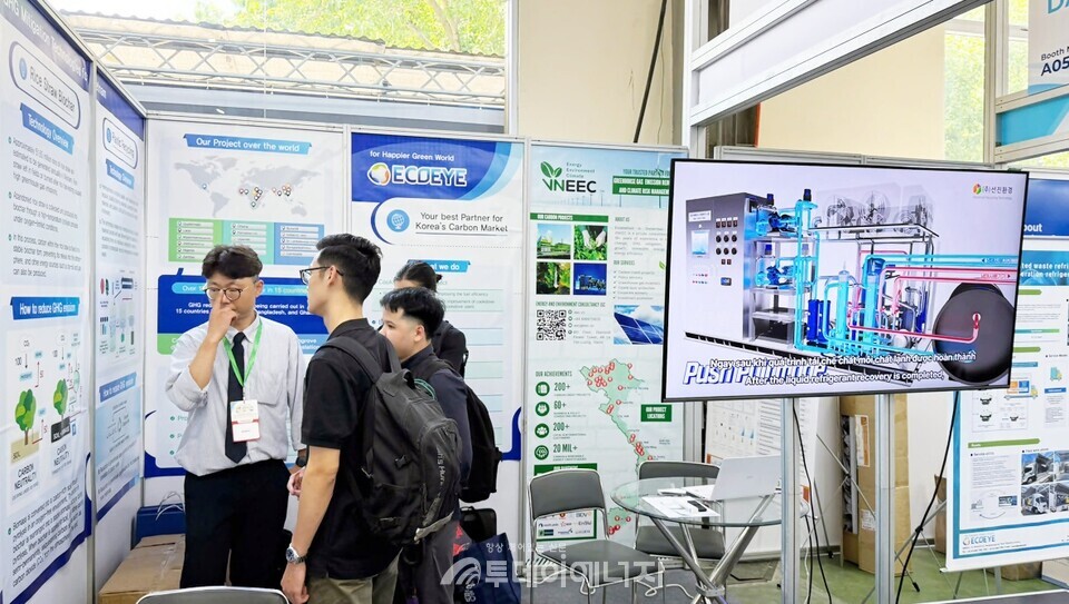 지난 25~27일 베트남 하노이에서 열린 ‘2025 베트남 환경에너지산업전’에 참가한 에코아이가 베트남 환경총국(VEA)과 민간기업 최초로 양해각서(MOU)를 체결, 국가 차원의 신뢰를 확보했다고 30일 밝혔다./ 에코아이 제공