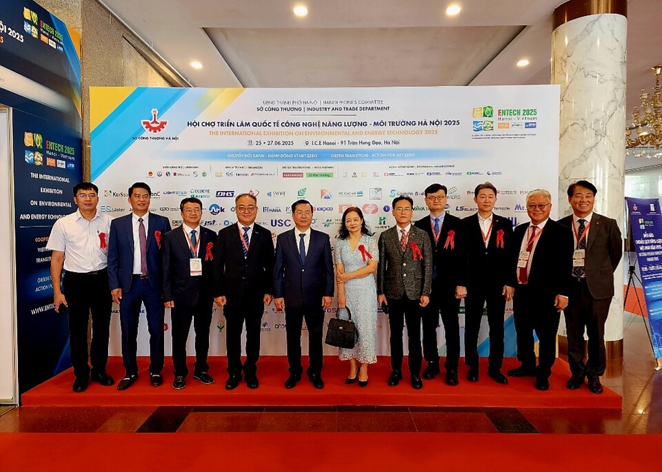 양국의 주최측과 주관사 등 'ENTECH VIETNAM 2025' 주역 인사들이 기념촬영을 하고 있다. /안후중 기자