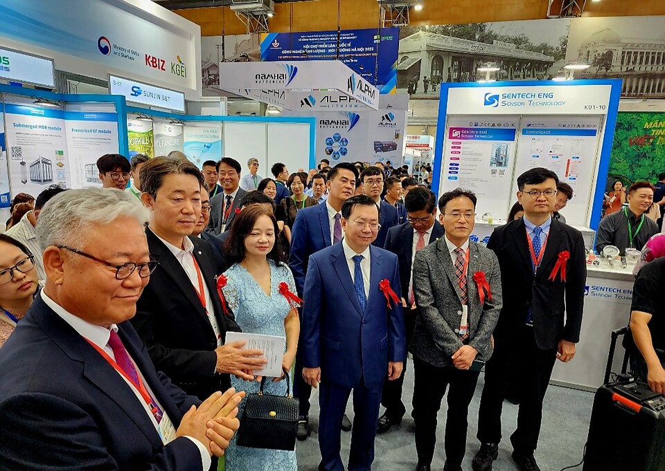 행사장 부스를 순람하고 있는 내외빈들 /안후중 기자