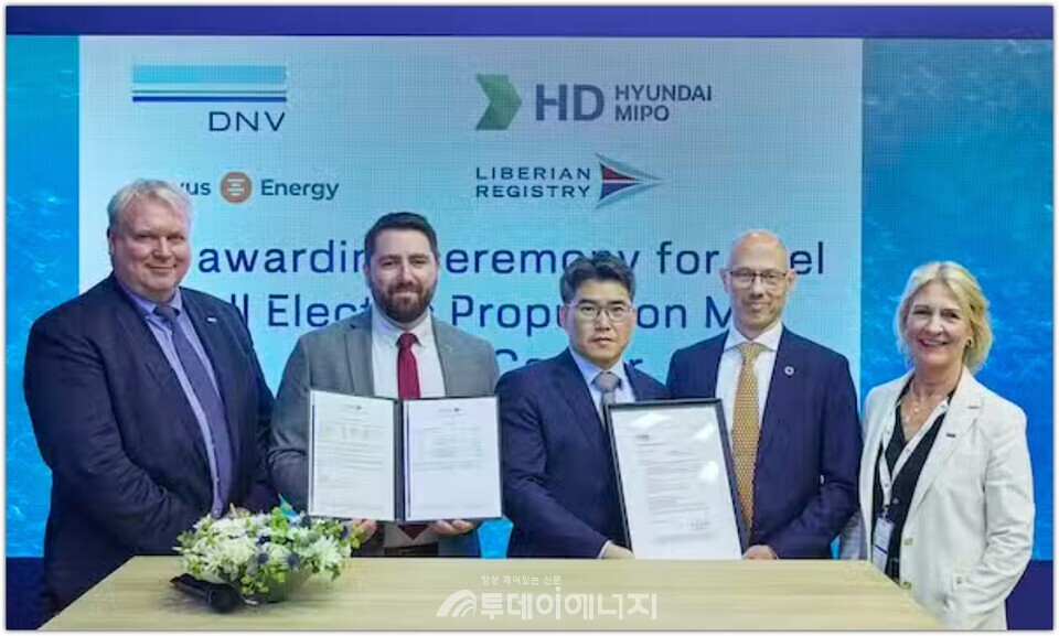 무배출 해양 솔루션 분야의 선도기업 코르부스 에너지(Corvus Energy)가 HD현대미포조선과 협력해 혁신적인 친환경 제품운반선(탱커) 설계를 공개했다. 이 선박은 탄소 배출이 없는 전기 추진 시스템을 탑재했으며, 최근 DNV로부터 기본승인(AiP)을 획득했다.