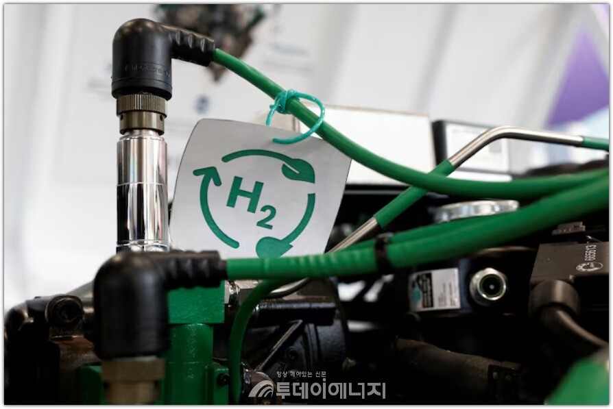 2025년 1월 28일, 프랑스 파리에서 열린 하이볼루션(Hyvolution) 전시회에서 촬영된 H2 로고