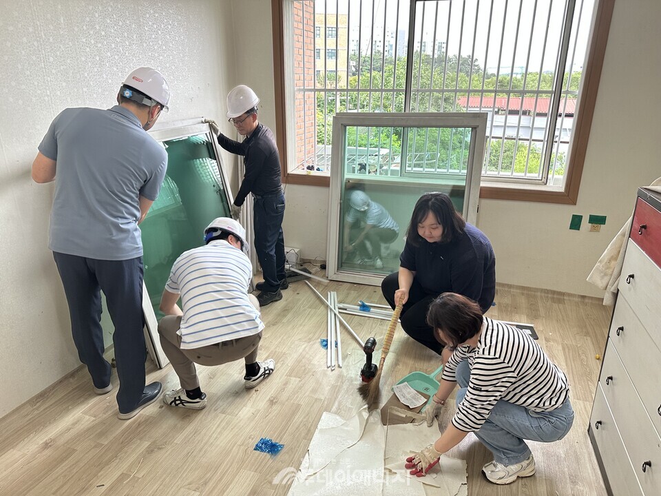 '신박한 에너지정리' 26호 가구에 창호 공사와 뒷정리는 하는 한국동서발전과 에너지공단 임직원들/한국동서발전 제공