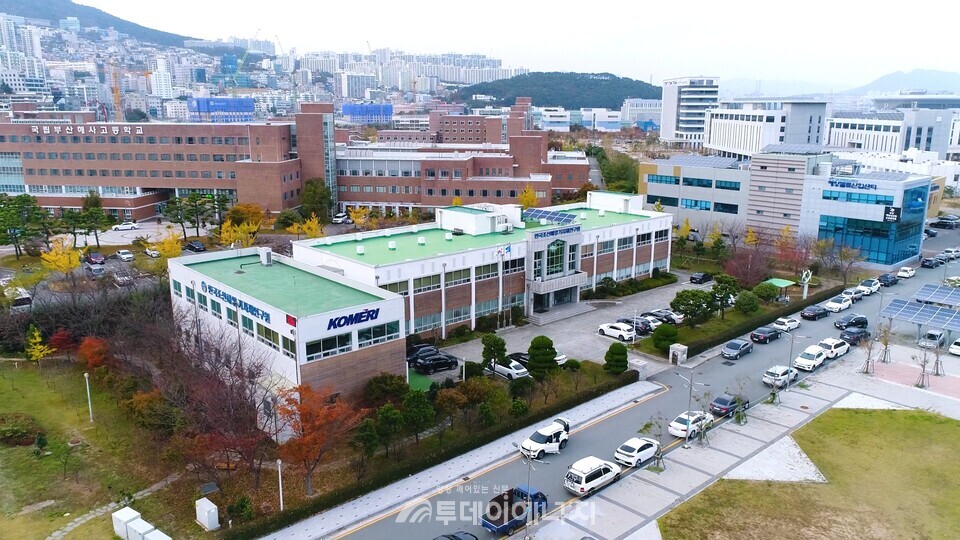 KOMERI, 정부 기조 선제 대응…‘하프데이’로 일·삶 균형 실현.  KOMERI 전경