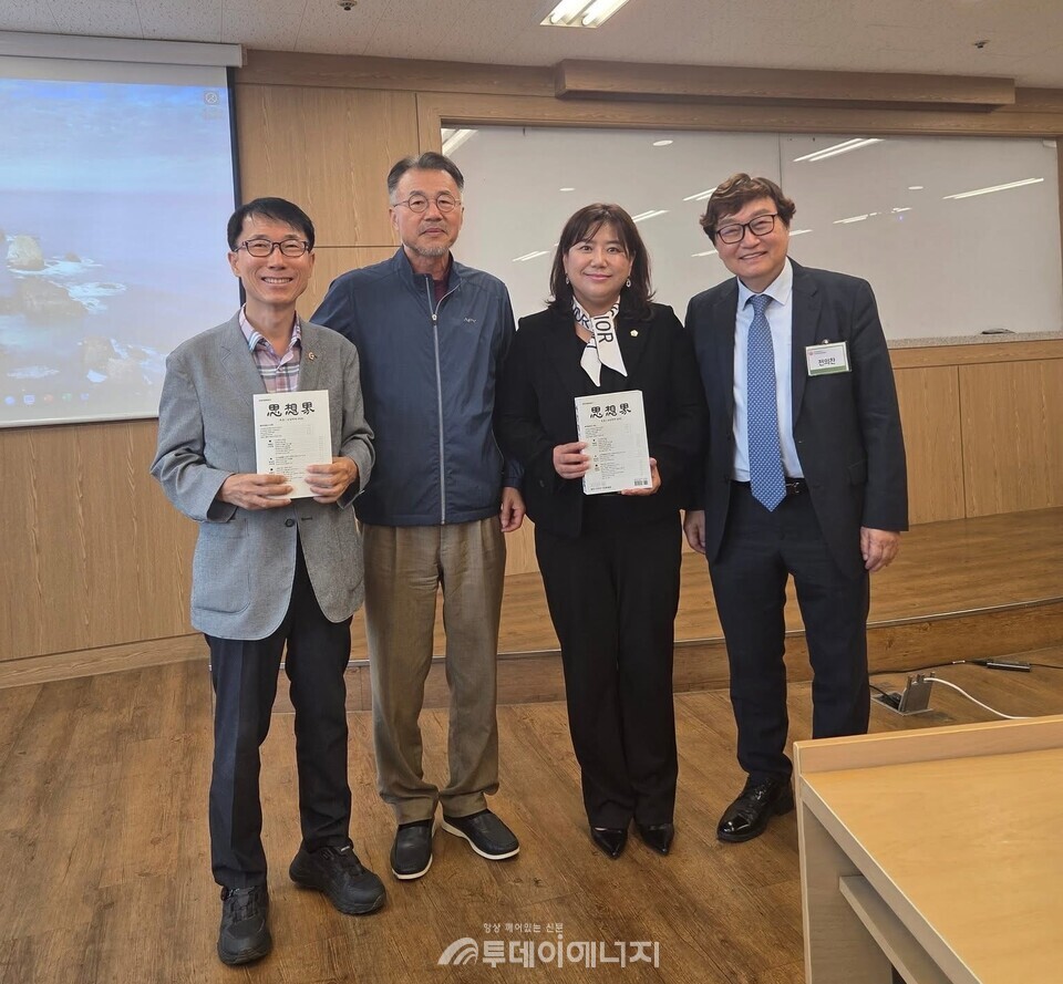 전병주 서울시의원(왼쪽)./ 서울시의회 제공