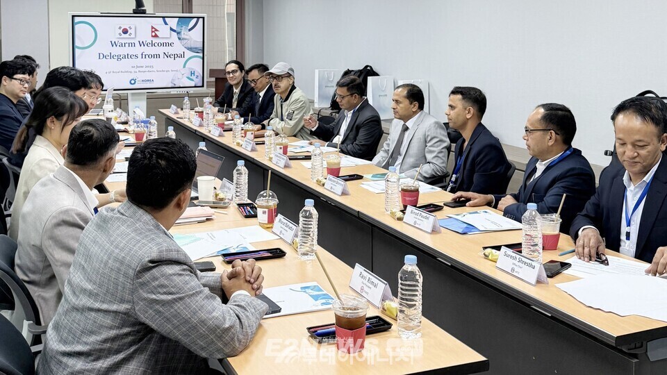 네팔 교통부 및 산림환경부 정부대표단과 한국수소연합 관계자들이 청정모빌리티 분야 국제협력 확대를 위해 회의를 진행하고 있다.