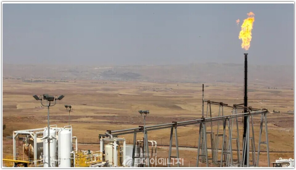 이라크 쿠르드 자치구 아르빌에 위치한 타크타크 유전의 굴뚝에서 불꽃이 치솟고 있다.
