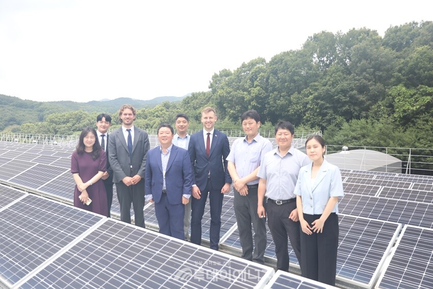 리투아니아 정부 고위관계자들이 신성이엔지 용인 스마트팩토리에 방문하여 기념촬영을 하는 모습/신성이엔지 제공