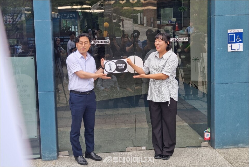 2일 서울 명동에서 열린 ‘2025년 에너지 절약 온도주의 캠페인’에서 공익광고 모델인 개그우먼 이수지 씨(오른쪽)가 캠페인 스티커 ‘문 닫고 냉방’ 스티커 부착 퍼포먼스를 시연하고 있다./ 투데이에너지