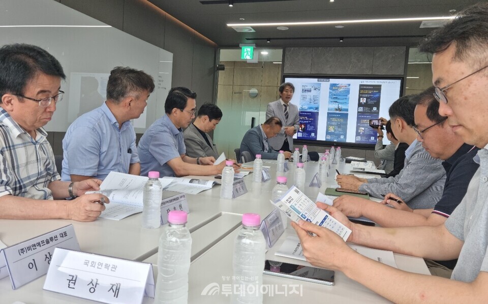 사단법인 에너지안보환경협회는 2일 서울 구로구 협회 사무실에서 제11차 콜로키엄을 개최, 해양 자원과 군사 안보를 지키기 위해 대통령 직속 ‘국가해양위원회’를 설치해야 한다고 강조했다./ 투데이에너지