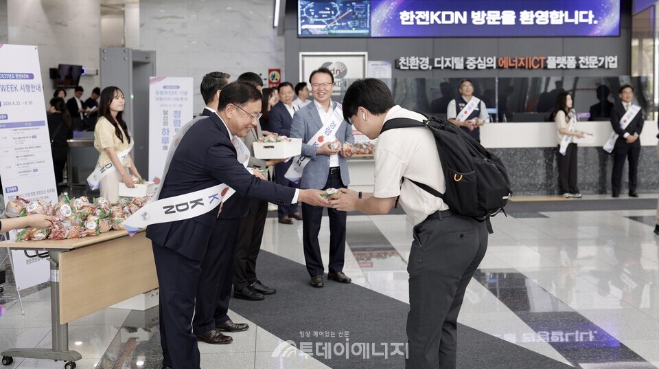 청렴 Week 시작을 알리는 출근길 사과 배부 모습 / 한전KDN 제공