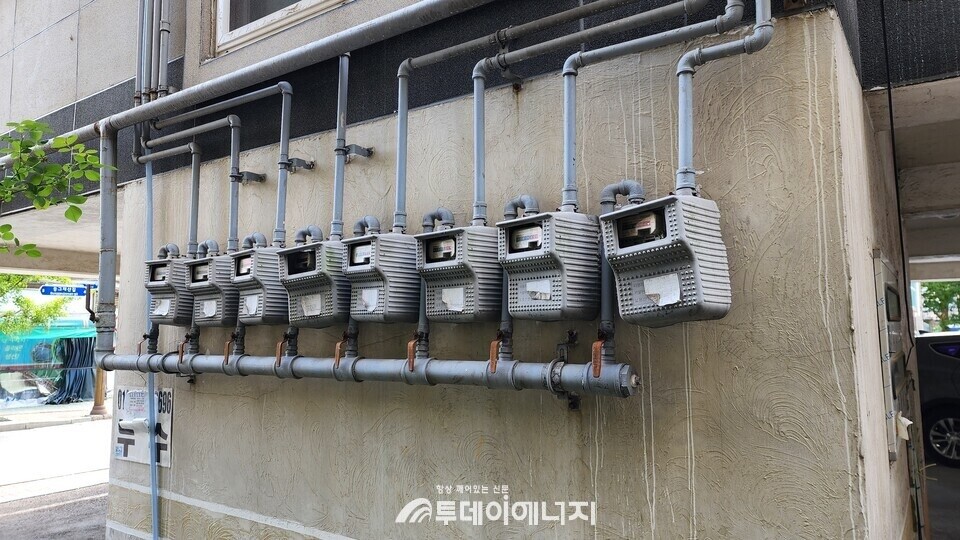 주택가에 설치된 도시가스 계량기./투데이에너지