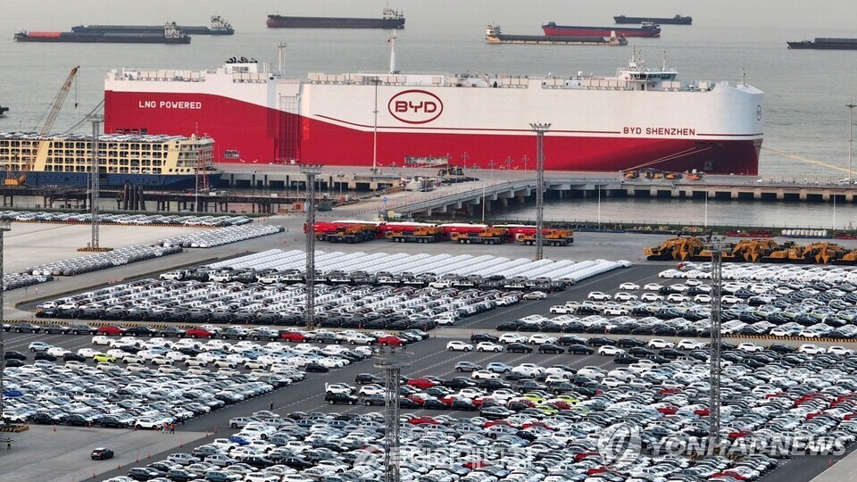 중국 동부 장쑤성 타이창시의 항구에서 수출 대기 중인 중국 전기차들 / 사진 : 연합뉴스