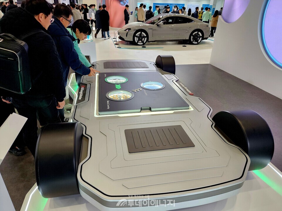 LG에너지솔루션의 전기차 배터리 모형 /LG에너지솔루션 