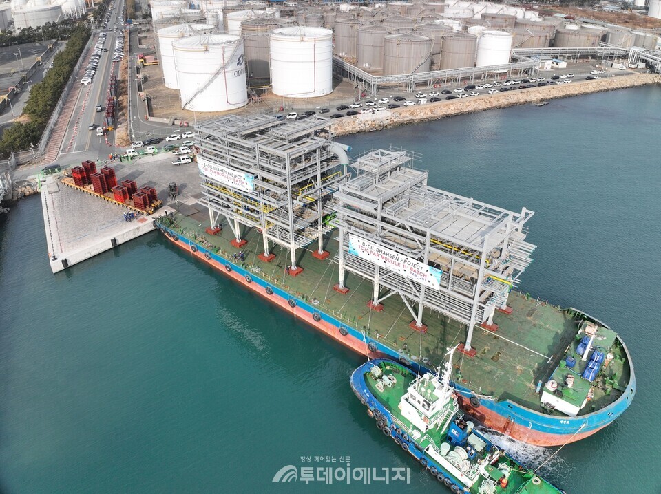 샤힌 프로젝트에 설치할 대형 모듈을 실은 바지선이 울산신항 부두에서 접안 작업을 하고 있다./DL이앤씨 제공