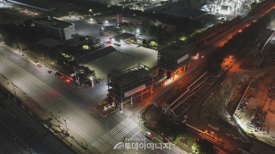 DL이앤씨가 샤힌 프로젝트 건설 현장에서 대형 모듈을 모듈 트랜스포터(SPMT)에 싣고 이동시키고 있다./DL이앤씨 제공