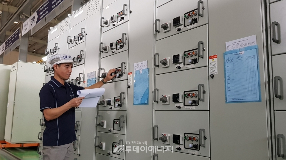 LS일렉트릭 관계자가 하노이 공장에서 생산된 배전반을 최종 확인하고 있다.