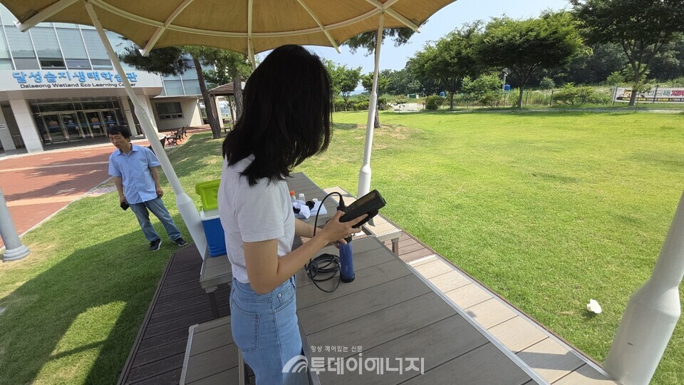 바닥분수 물놀이형 수경시설 현장측정 장면./ 대구지방환경청 제공