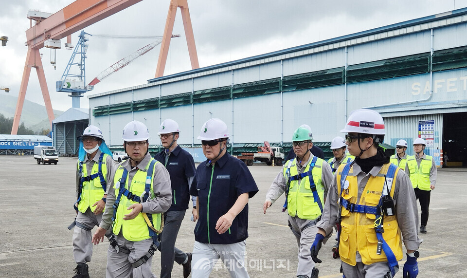HD현대 권오갑 회장이 7일(월) 필리핀 수빅 조선소 현장을 둘러보고 직원들을 격려했다. /HD현대 제공