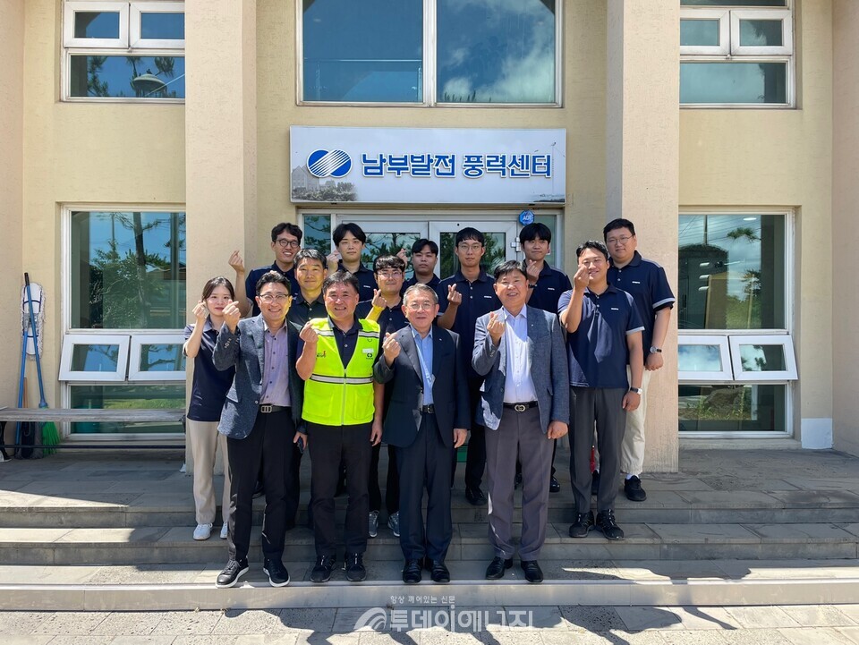 남부발전 김준동 사장(앞줄 왼쪽에서 세 번째)이 제주 국제풍력센터에서 운영현황 및 현안청취 등 현장경영에 나서고 있다./한국남부발전 제공