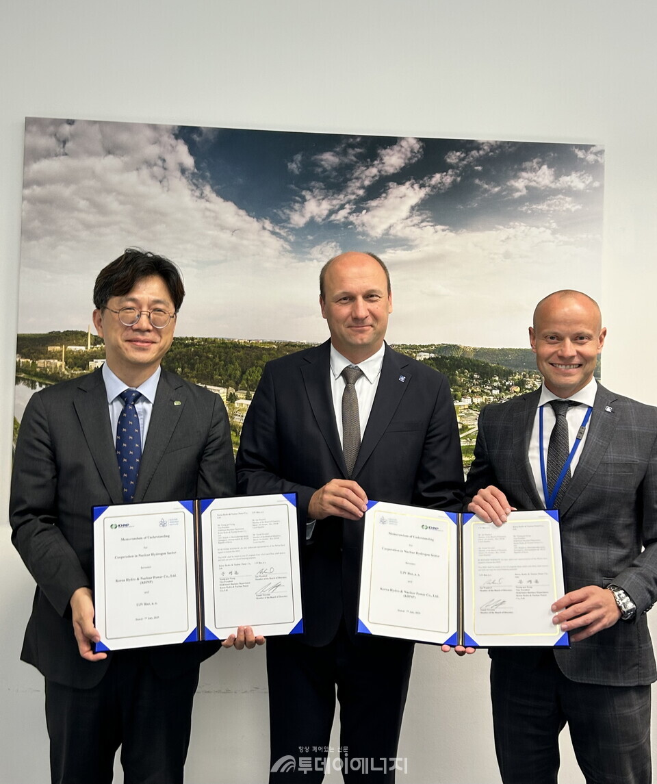 한수원이 7일(현지시간) 체코 국영 연구기관인 유제이브이-레즈와 원자력 청정수소 기반연구에 대한 MOU를 체결했다./한국수력원자력 제공