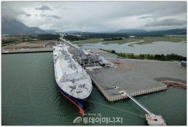 가스로그 글래스고(Gaslog Glasgow)호가 지난달 브리티시컬럼비아주 키티맷(Kitimat)에 정박해 있는 모습. 이 선박은 이번 주 캐나다의 첫 대규모 액화천연가스(LNG) 수출 물량을 싣고 한국을 향해 출항했다.