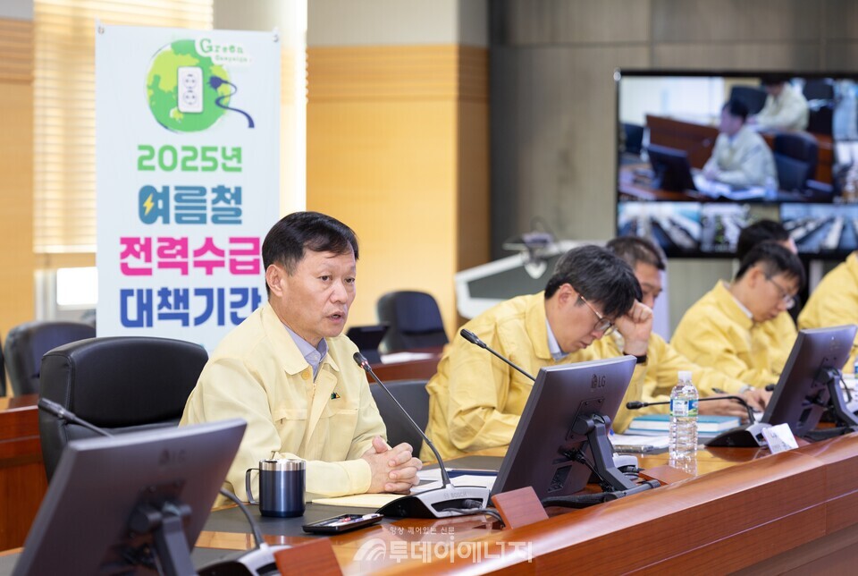 이정복 서부발전 사장(왼쪽 첫 번째)이 회의를 주재하는 모습/한국서부발전 제공
