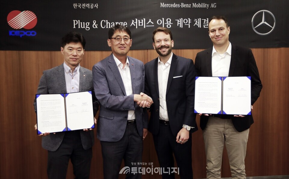 8일 오전 서울 중구 서울스퀘어에서 메르세데스-벤츠 모빌리티 AG와 한국전력공사 간 '플러그 앤 차지'(PnC) 계약식이 열렸다. 사진은 왼쪽부터 한전 EVC 장근철 사업부장, 한전 에너지신사업처 이상원 처장, 벤츠 모빌리티 AG 아시아 및 호주 지역 공공 충전 서비스 부문 총괄 에릭 아우프리히트 상무, '벤츠코리아 제품, 마케팅 및 디지털 비즈니스' 부문 총괄 킬리안 텔렌 부사장.  / 연합뉴스
