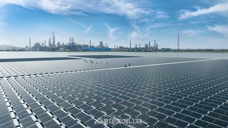 시노펙(중국석유화공집단공사)은 중국 최초의 부유식 해상 태양광 프로젝트를 최근 가동했다./ 시노펙사 제공