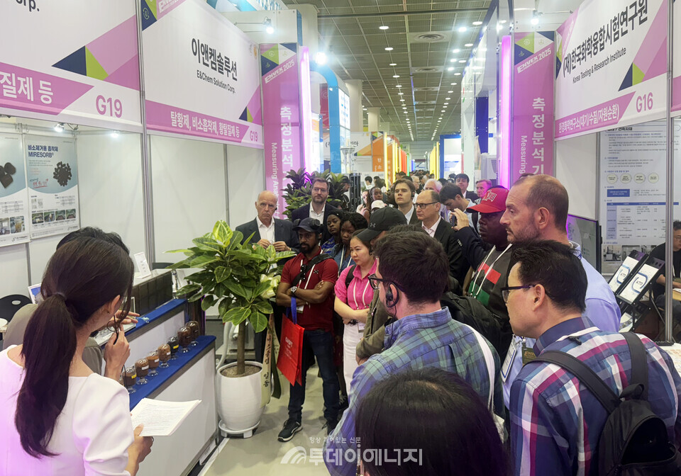 ENVEX2025에 참가한 해외바이어들이 전시장을 돌아보고 있다./ 한국환경보전원 제공 