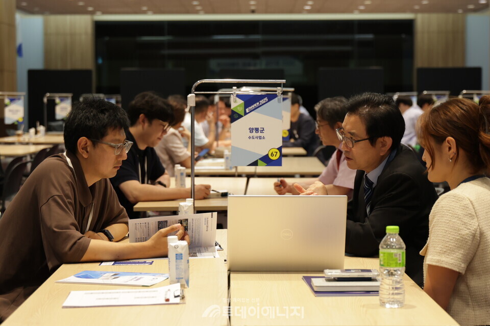 ENVEX2025에 참가한 해외바이어들이 전시회 참여 기업들과 상담하고 있다./ 한국환경보전원 제공