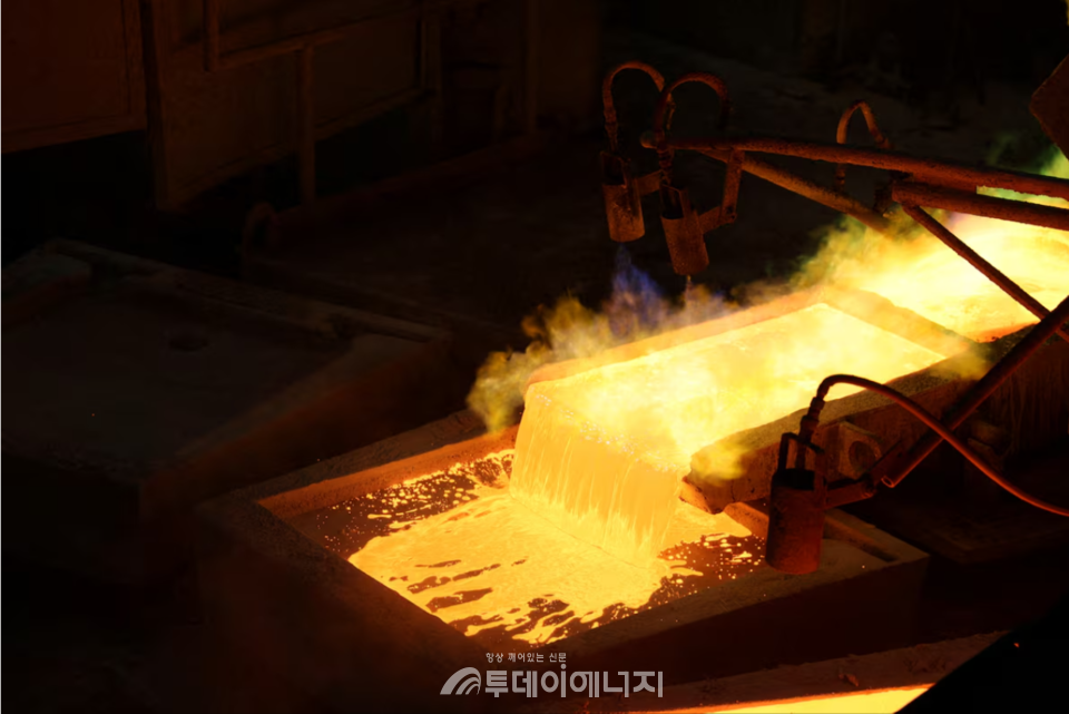 칠레 차그레스에 있는 Anglo American 제련소의 용융 구리의 전반적인 모습 / 출처: Anglo American/REUTERS