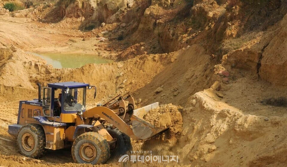 중국 장시성 난청 지역 광산에서 희토류를 채취하고 있다./출처 VOA