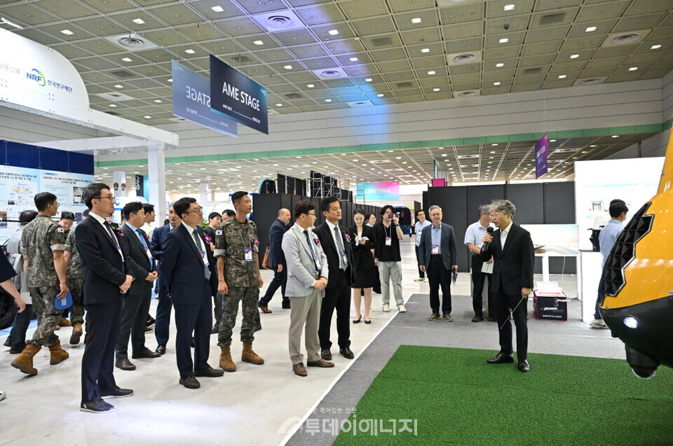 9일 코엑스에서 열린 '2025 무인이동체산업엑스포'에 참석한 내빈들이 전시부스를 참관하고 있다.