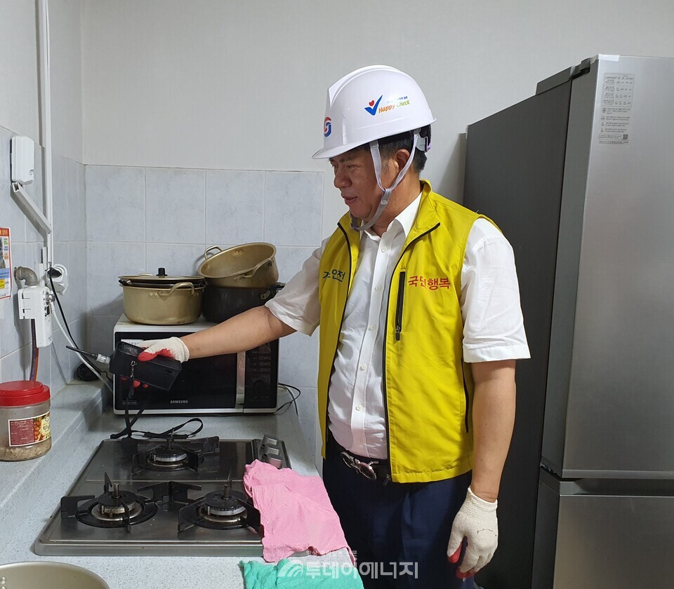 임상묵 당진시LPG판매협회 회장이 영천리 마을회관에서 가스레인지 안전 상태를 점검하고 있다./신영균 기자