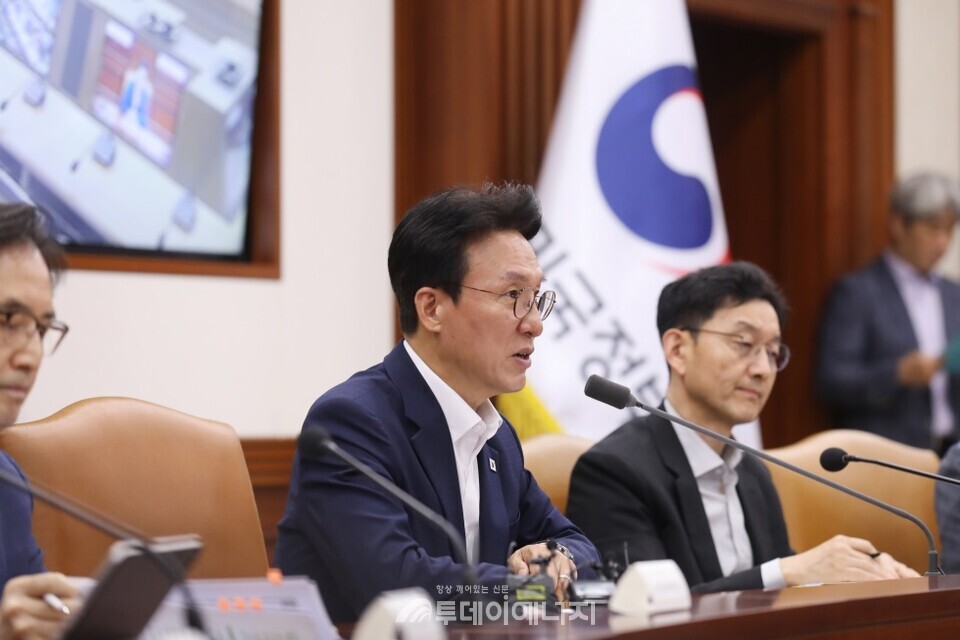 김민석 국무총리가 10일 세종대로 정부서울청사에서 열린 국정현안관계장관회의를 주재, 모두발언을 하고 있다./ 국무조정실 제공