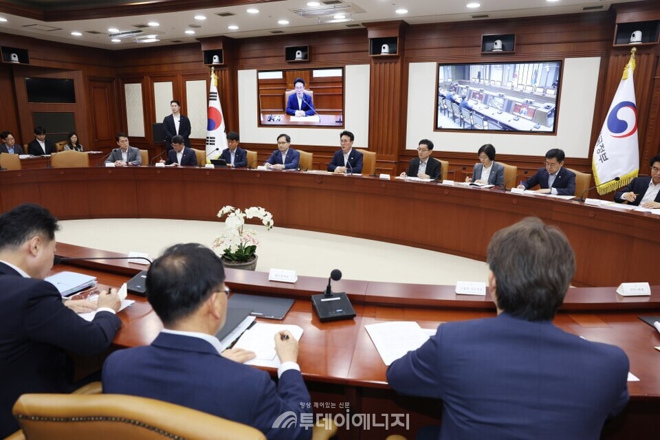 김민석 국무총리가 10일 세종대로 정부서울청사에서 열린 국정현안관계장관회의를 주재, 모두발언을 하고 있다./ 국무조정실 제공