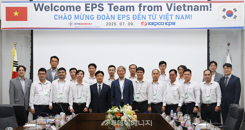 베트남 EPS 직원들이 7월 9일 한전KPS 본사를 방문해 발전안전사업본부장인 김도윤 부사장(앞줄 왼쪽 6번째) 등 임직원과 기념촬영을 하고 있다.   / 한전KPS 제공
