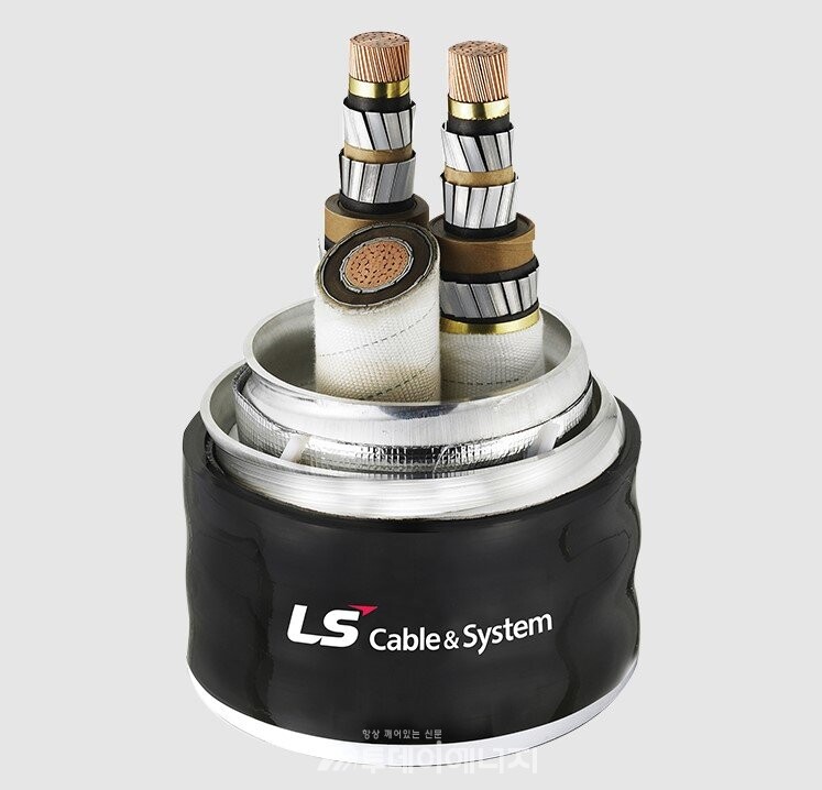 LS전선의 초전도케이블. 가운데 구리선은 전선을 지지해주고 고장전류를 흘려주는 역할을 한다. 구리심 바깥을 도체 역할을 하는 초전도체가 몇겹으로 둘러싸는 구조이다. /  LS전선 제공