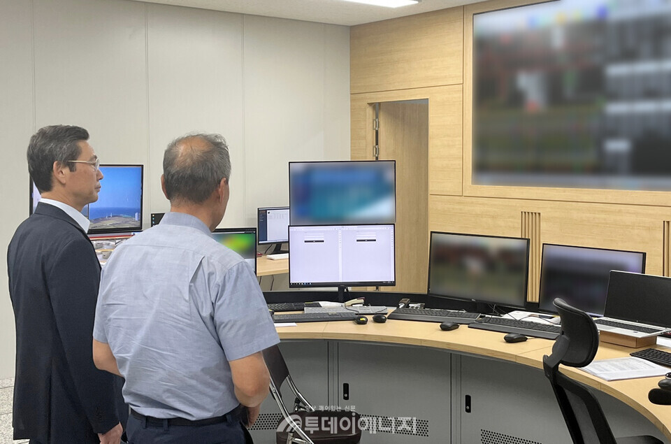 지난 10일 한전기술 김태균 사장이 제주한림해상풍력 준공 후 시설 점검을 수행하고 있다 / 한전기술 제공