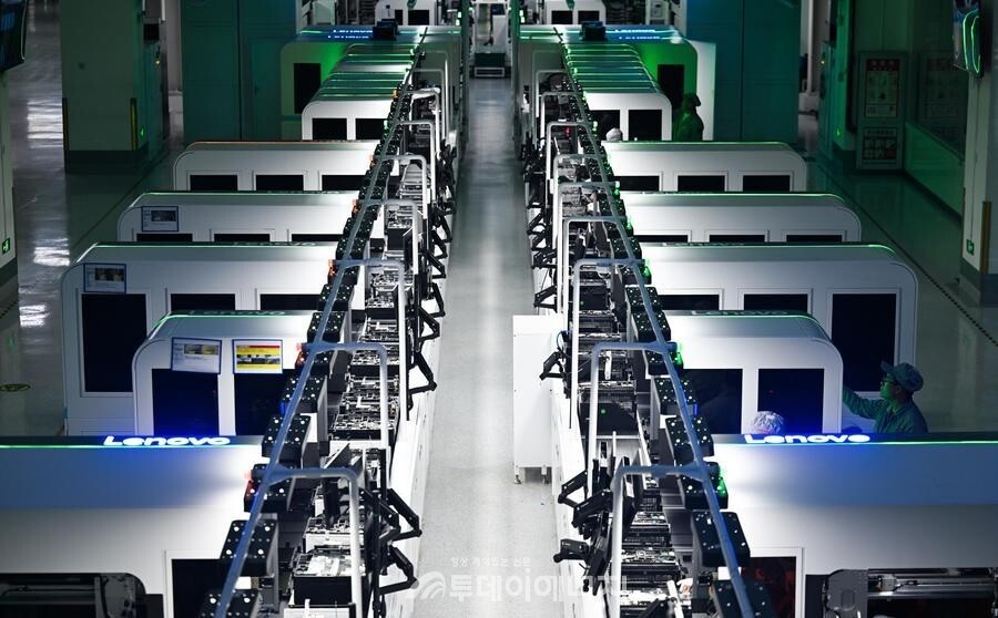중국 레노보 톈진(天津) 탄소제로 스마트공장 노트북 생산라인./ 신화통신 뉴스 화면