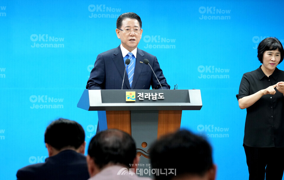 김영록 전남도지사의 '이재명 정부의 RE100 산업단지 정책 환영문' 발표 모습/전남도 제공