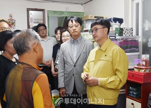 임기근 기획재정부2차관이 서울 용산구 쪽방촌을 방문해 폭염 취약계층 현장 상황과 지원사업 현황을 긴급 점검하고 있다./ 기획재정부 제공