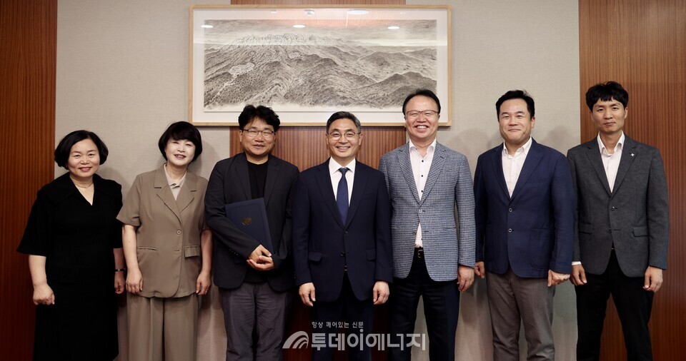 감사자문위원회에 참석한 자문위원들과 김문호 한전KDN 상임감사(사진 오른쪽 세번째) / 한전KDN 제공