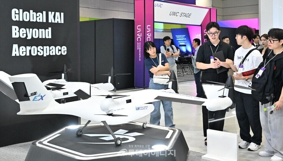 9일부터 3일간 코엑스 C홀에서 개최된'2025 무인이동체산업엑스포'를 관람하는 참관객들